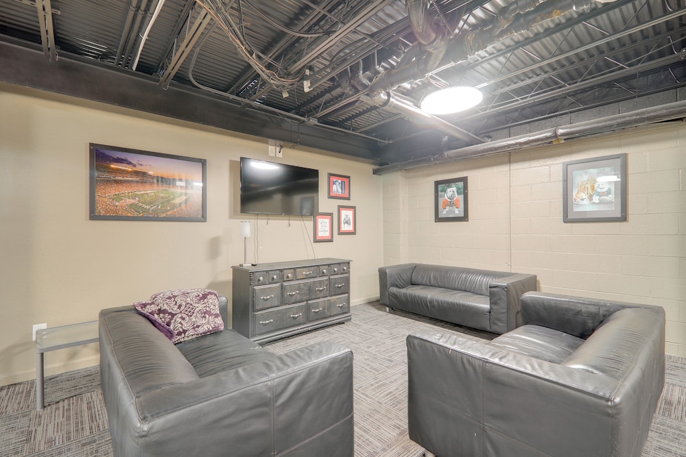 1 Mi to Dtwn & Uga: Condo w/ Pool in Athens!