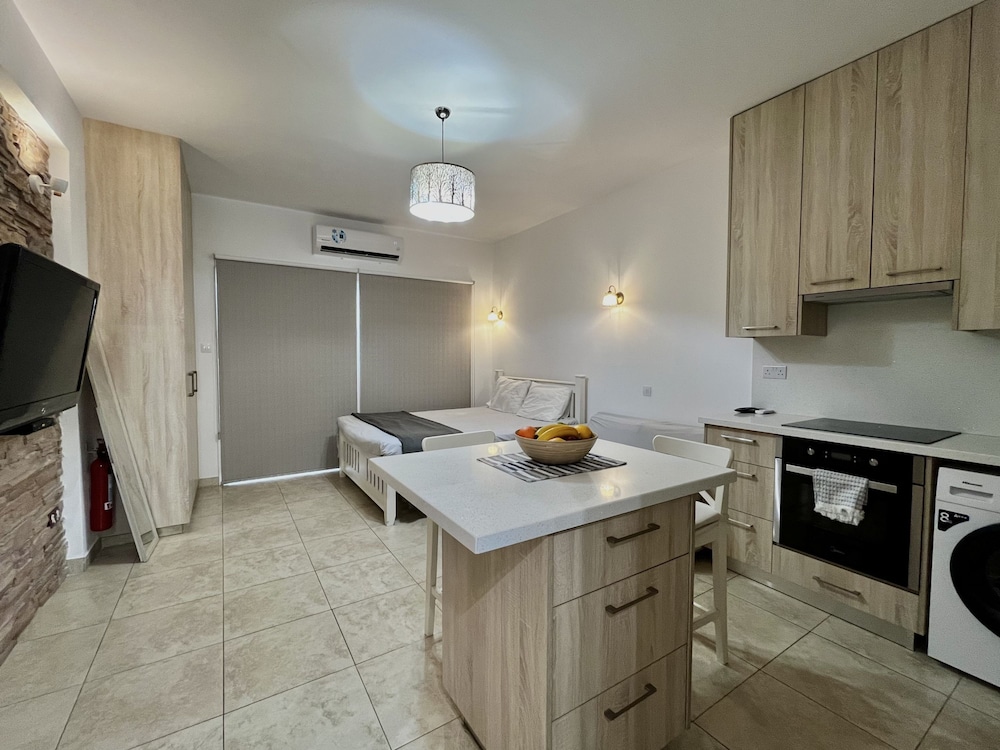 157 LIM - Stay Sunsea Studio