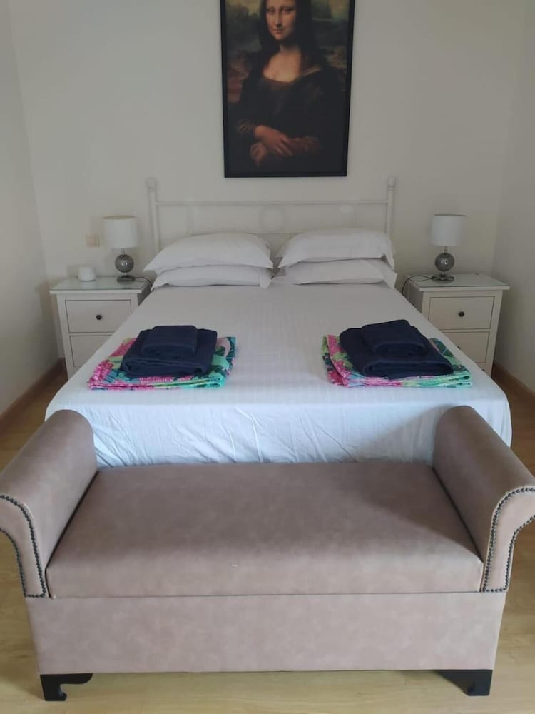 Stylish House, Patio, Pool, Mountains, Stunning White Village, sea 20 Mins Away