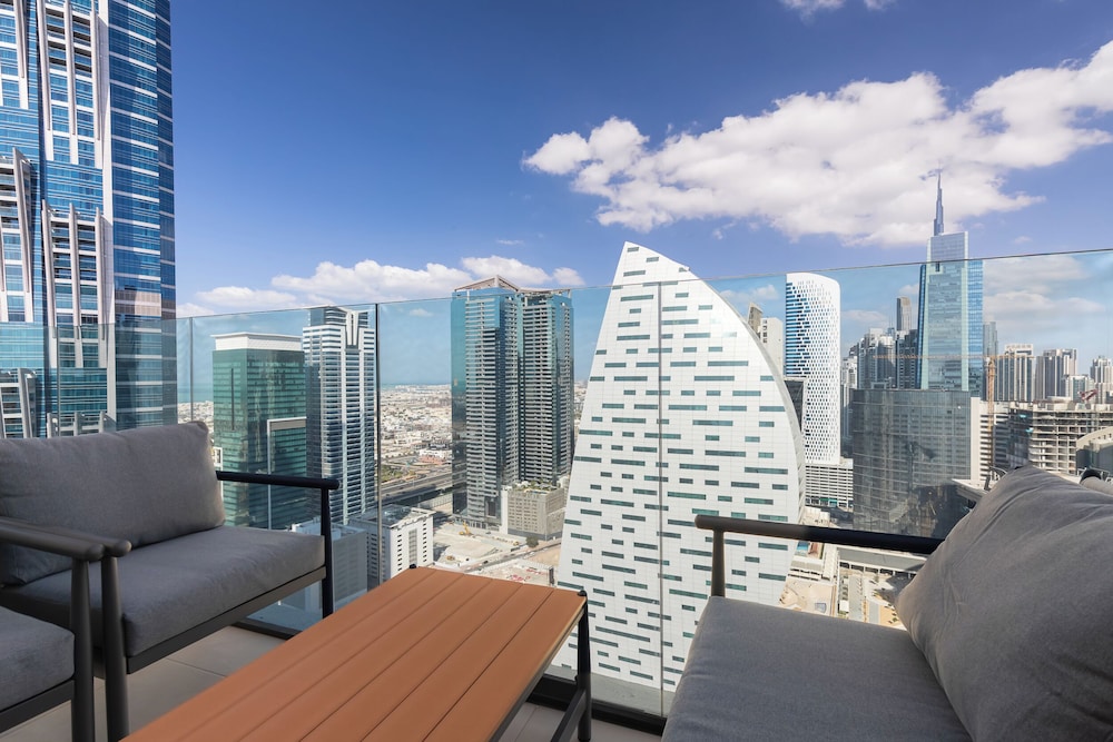 SIMPLY COMFORT Missoni Top Floor with Sea, Canal and Burj Khalifa Views