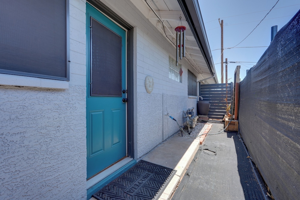 3 Mi to Dtwn Phoenix: Apt w/ Shared Patio