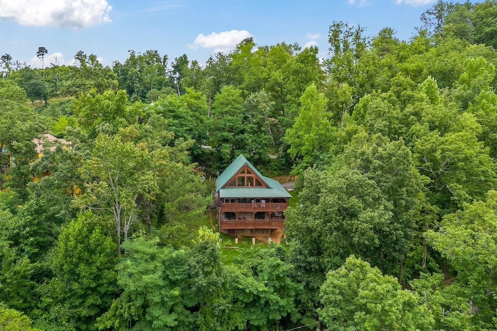Triple Mountain View Stunning 4 BDR Cabin w/ Private Hot Tub, Game Room