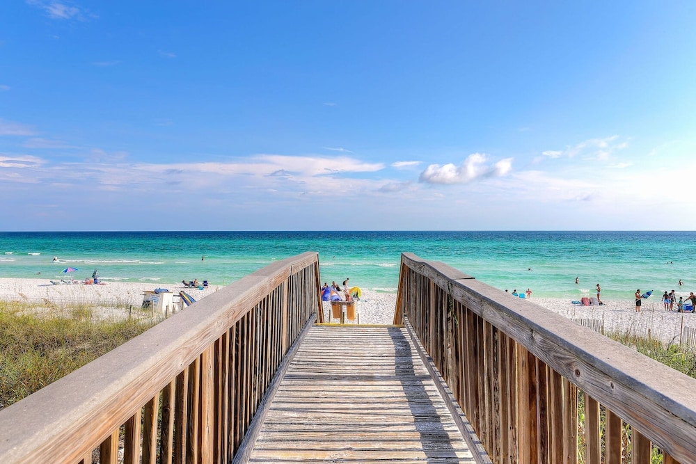 Holiday House by Avantstay Oceanview Steps to Beach
