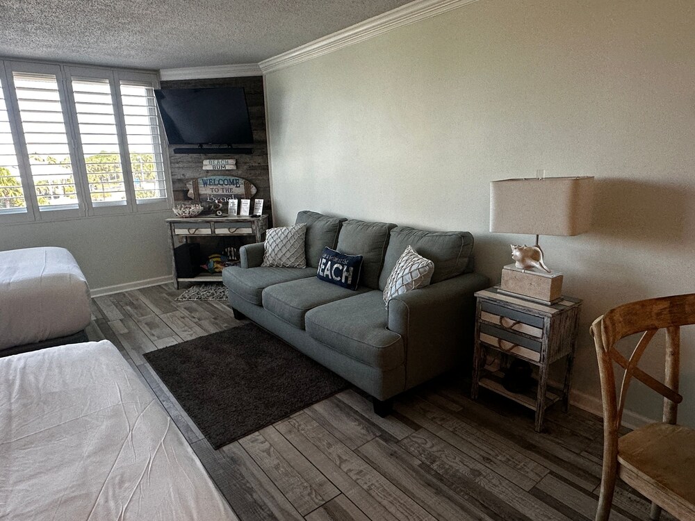 Renovated Beach Front Condo - Top of the Gulf 302