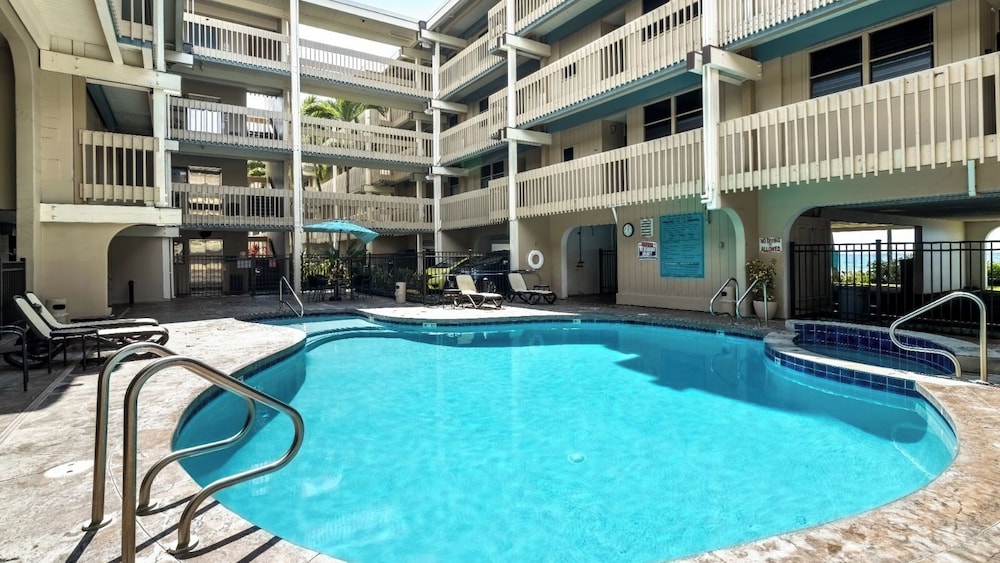 Stunning Top Floor Ocean Front Condo AC & Wifi