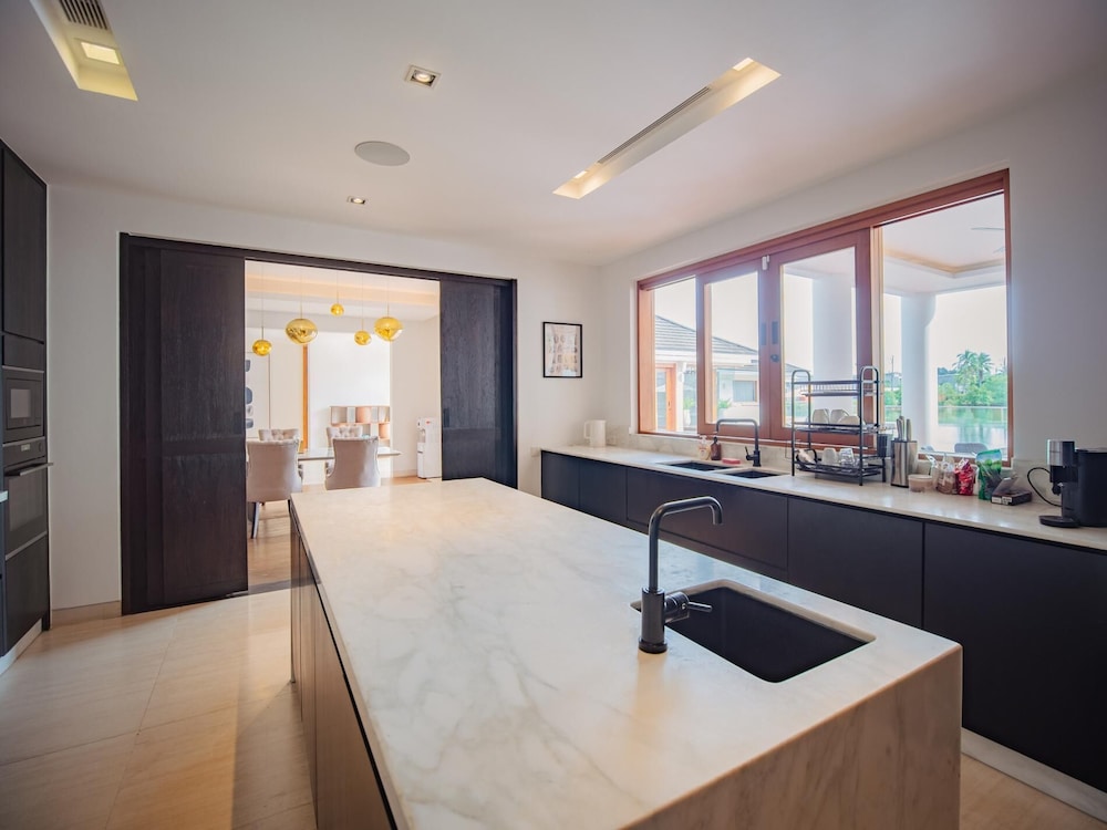 Luxurious 5bedroom White Estate Villa Private Lake