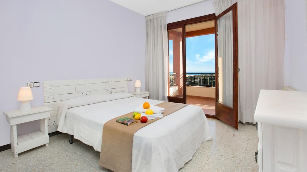 Vila Maer in Blanes With 5 Bedrooms and 2 Bathrooms