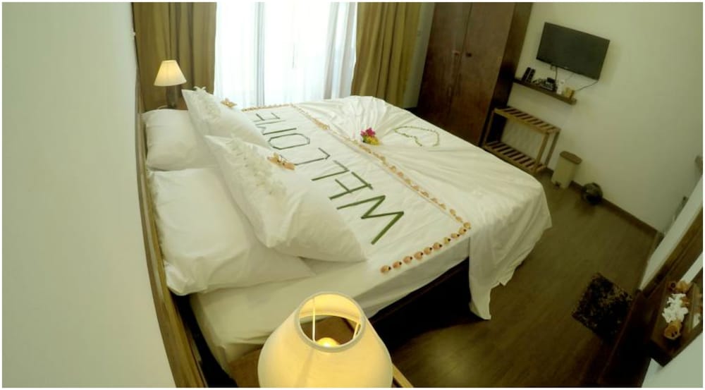 Dhiffushi White Sand Beach Hotel 8