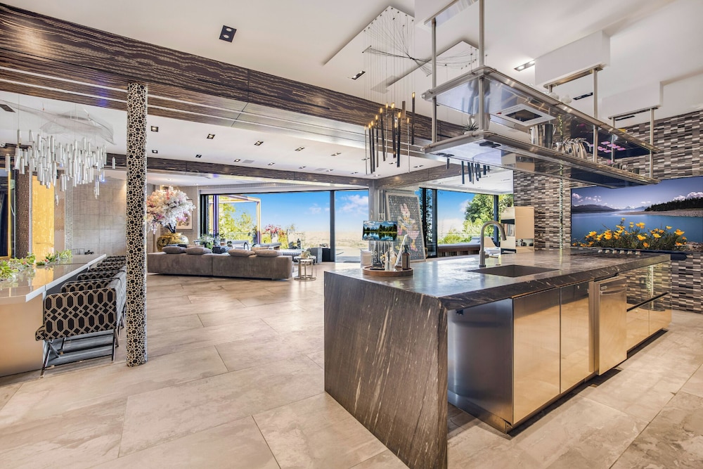 Villa Kaleida - Sleek Modern Sunset Villa With Eclectic Style & Infinity Pool