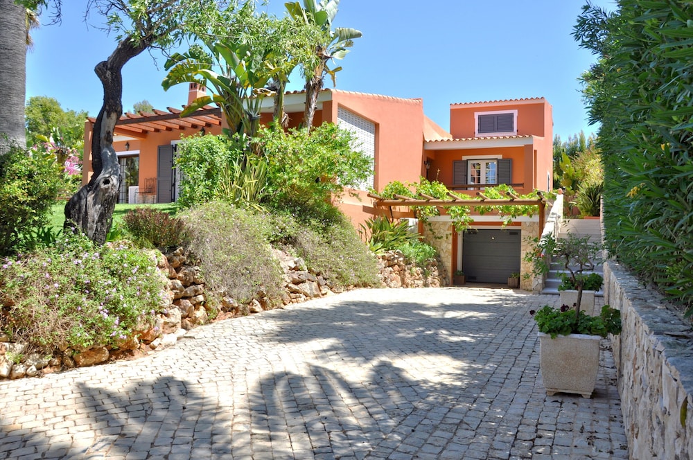 Fantastic for Family Gatherings, Optional Pool Heating, Free Air Con & Wifi