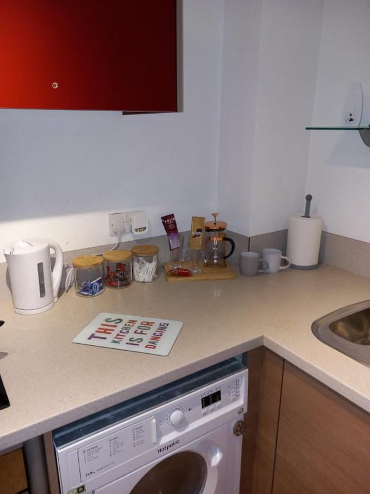 Balcony one Bedroom Broad Street ap view 4