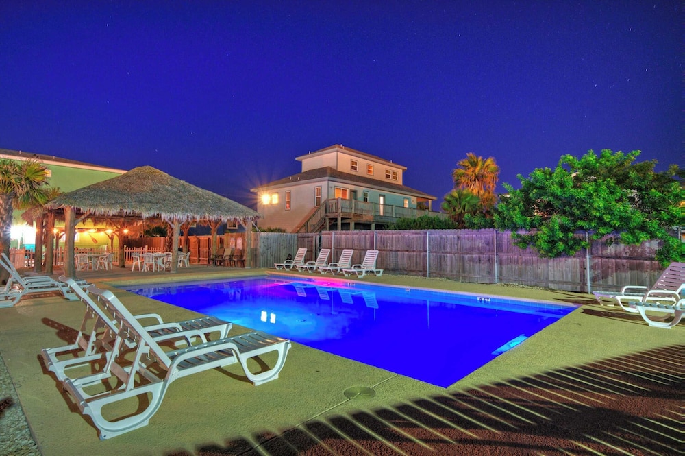 Sleeps 24, 2 Homes Pool, Backyard Tiki Bar, Fire Pit, Cornhole Walk to Beach