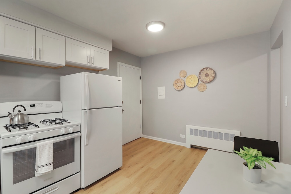 Cozy 1BR Apt Near Shops - Kimball C2