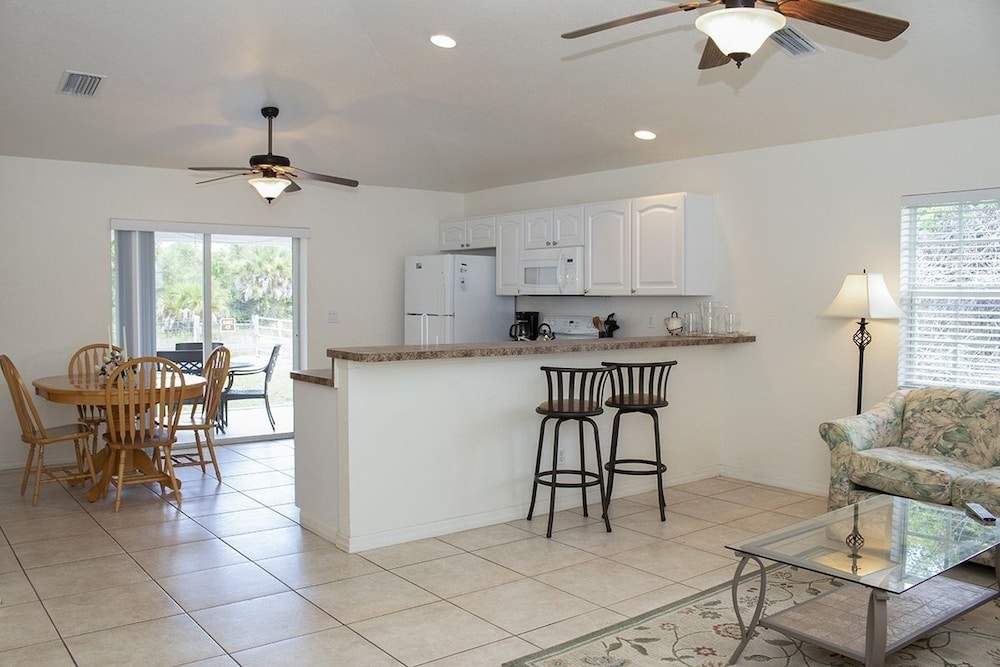 Rotonda West 2 Bedroom Condo w Lanai 9 miles to Gulf Beaches 2 Condo