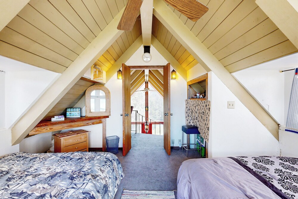 Mountain & Lake View Dog-friendly Retreat