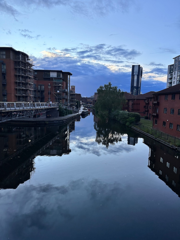 Charming Birmingham Apartment With Mini Balcony and Wifi With a Free Parking