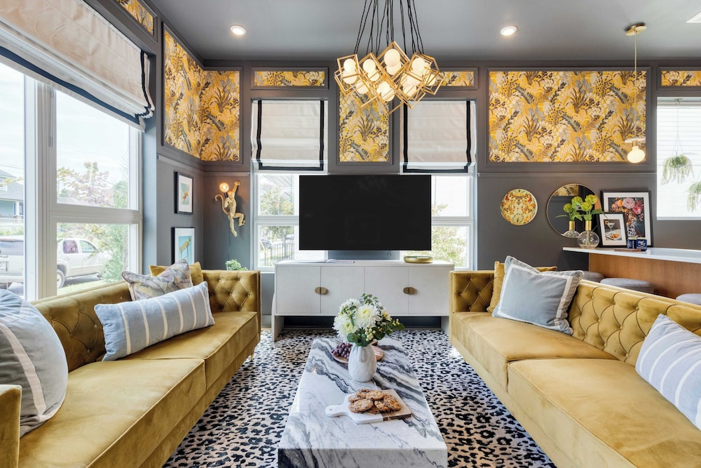 Colorful 4BR w/ Artful Design, Dining & Easy Access to Broadway The Bloom House by Avantstay