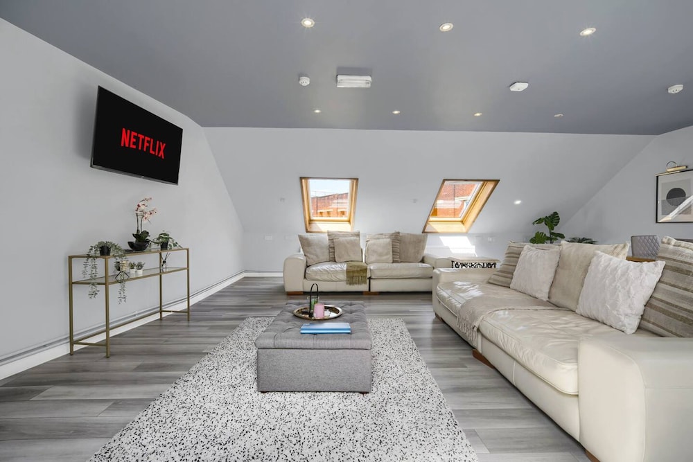 Luxury Penthouse Suite - Swansea Central - Beach