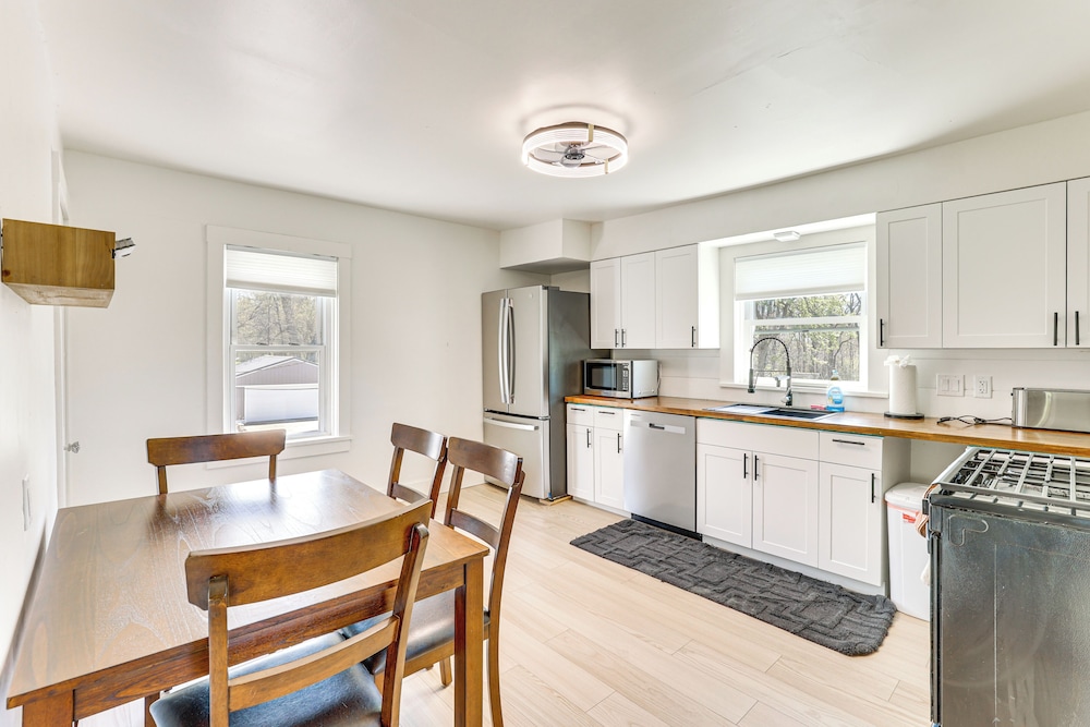 3 Mi to Dtwn: Quiet Youngstown Apt w/ Deck!