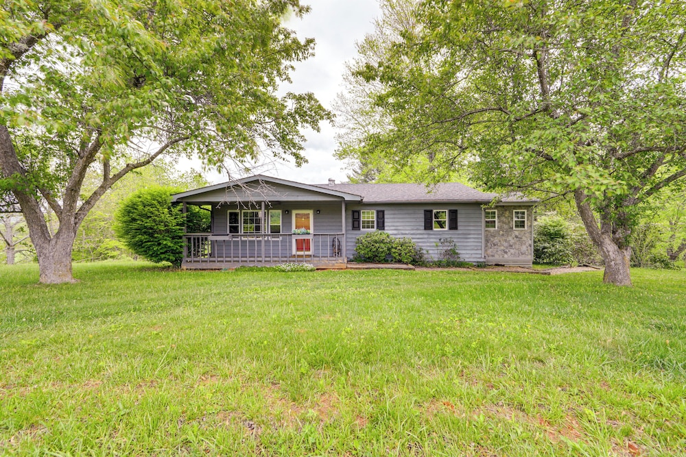 5 Mi to Lake Junaluska: Mtn Haven w/ Deck!