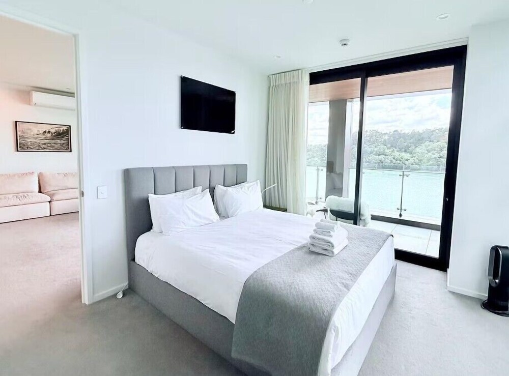 Catalina Bay 2BR w Balcony Views by Zodiak Stays