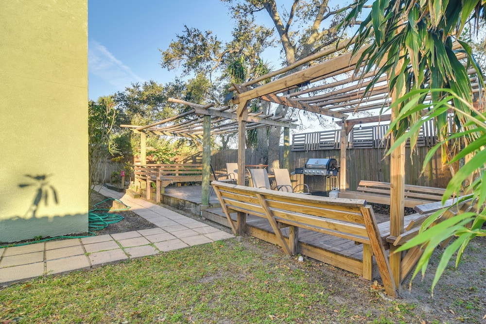 5 Mi to Beaches: Seminole Retreat w/ Balcony