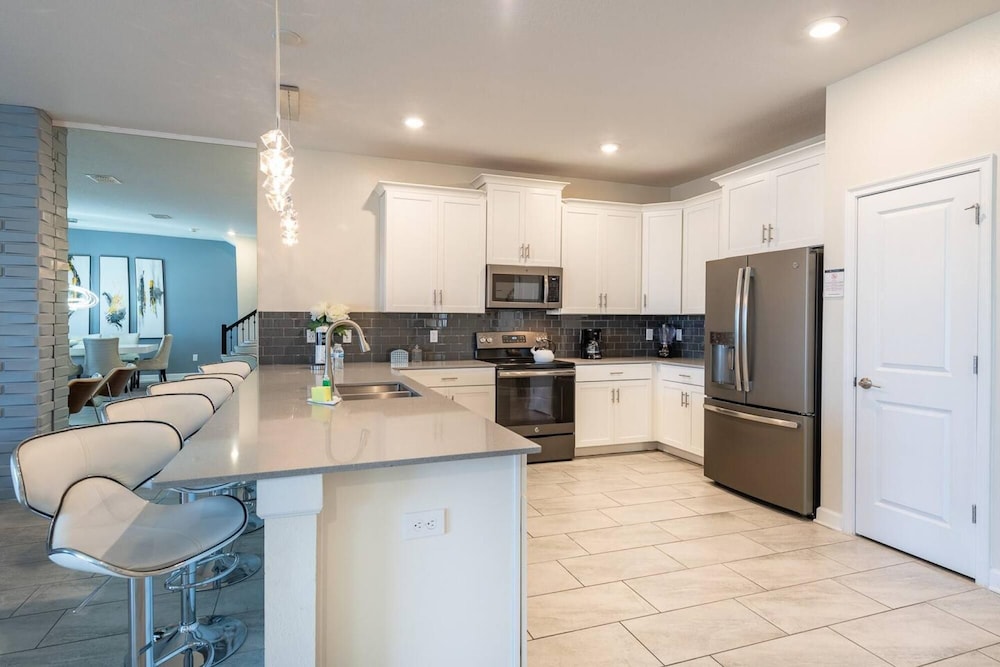 Premium Home With Game Room and Private Pool - Image 3