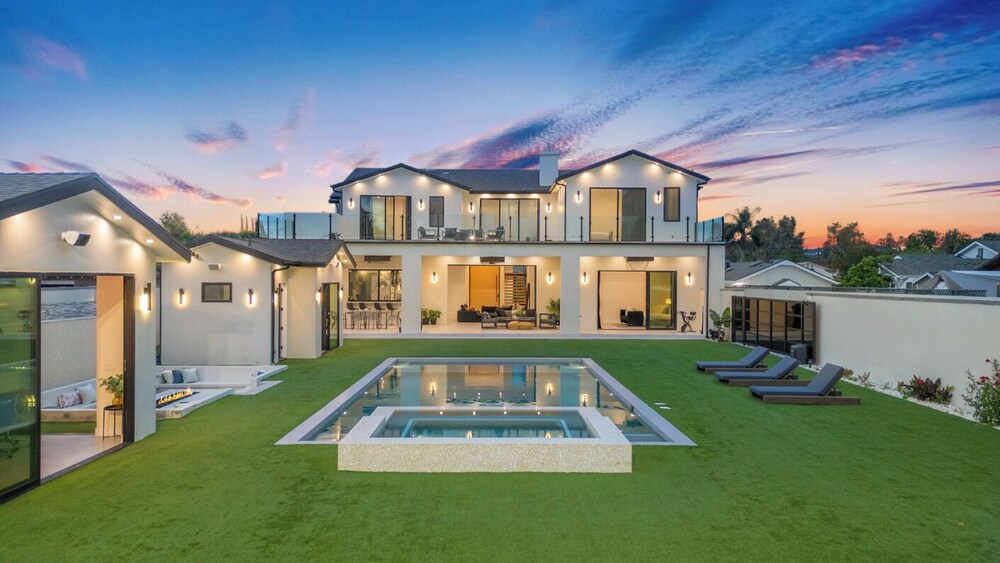 Villa Califa - Resort-style Living w/ Private Pool, Spa & Theater