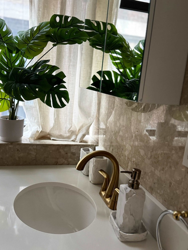Spacious Brand new Fully Furnished 2-bedroom in Prime Murray Hill Move-in Ready