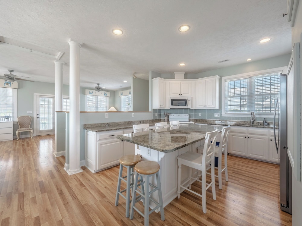 Skipper's Hideout by Topsail Realty