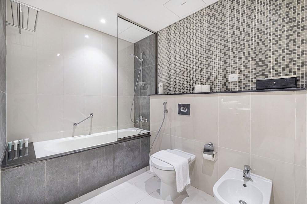 DAMAC Suites by Hostiva – Burj & Fountain