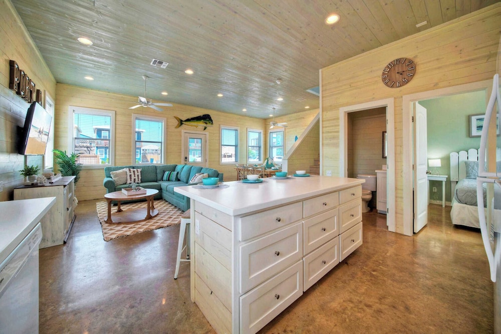 Sleeps 24, 2 Homes Pool, Backyard Tiki Bar, Fire Pit, Cornhole Walk to Beach