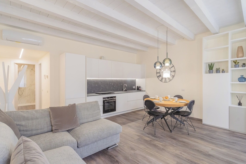 Modern & Stylish Apartment in Como City by Rent all Como