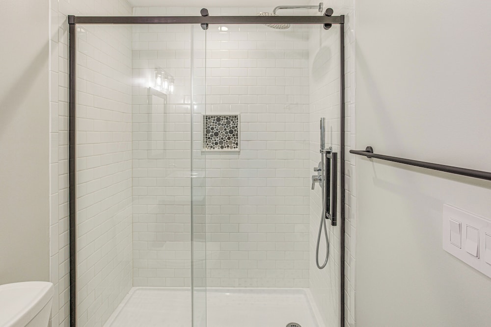 Marina & Pool: Roomy Golf-view Home in Southport
