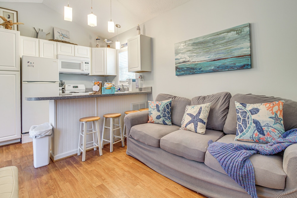 3 Mi to Icw: Coastal Carolina Home w/ Pool Access