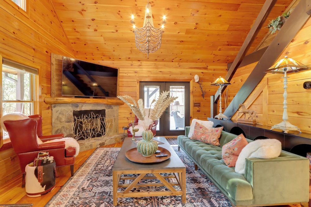 Fire Pit, Hot Tub & Grill: Murphy Family Retreat!