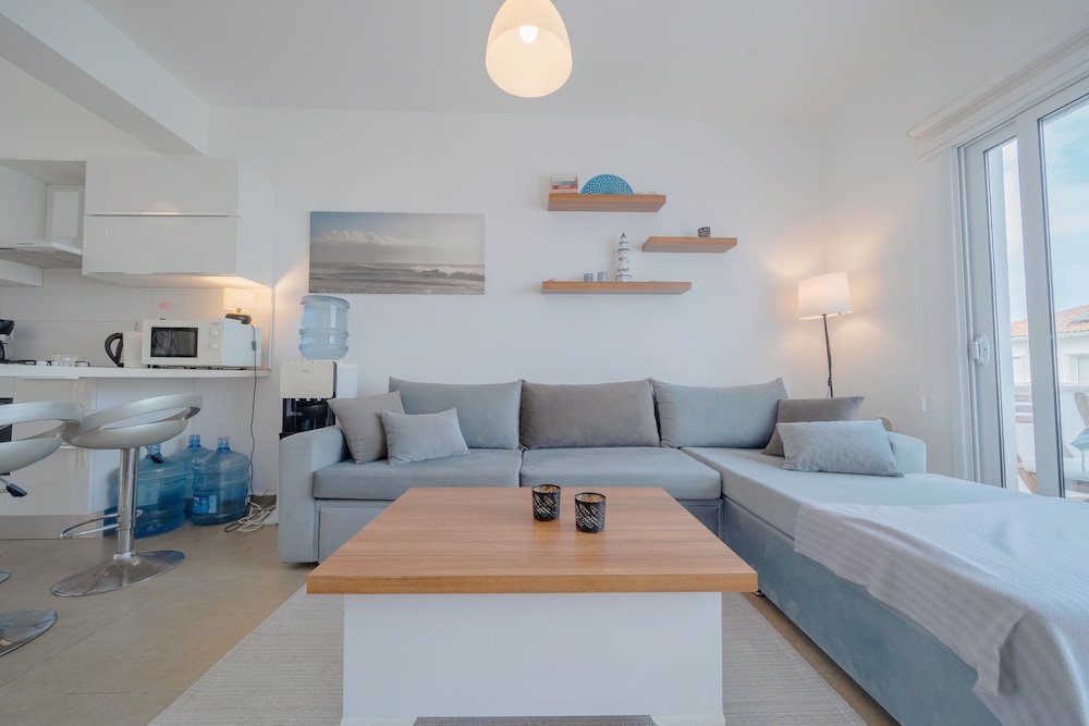 Modern Studio Apartment With Lovely sea View