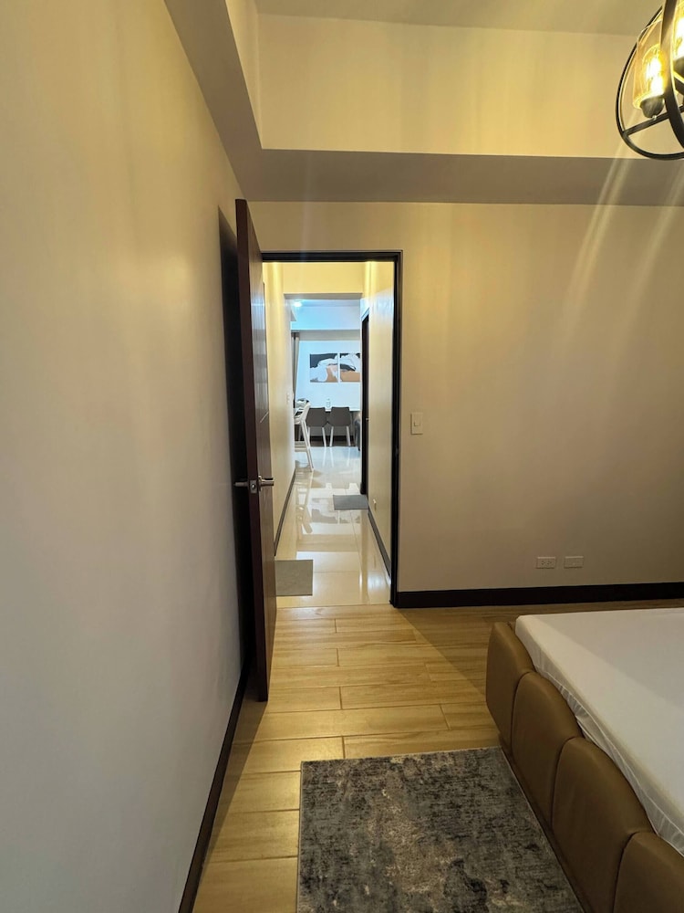 Modern & Spacious 2BR 68 sqm Condo in Manhattan Heights Pool View