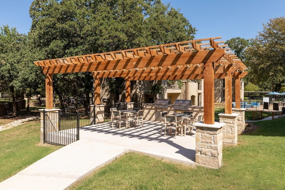 Landing Apartments - Lewisville