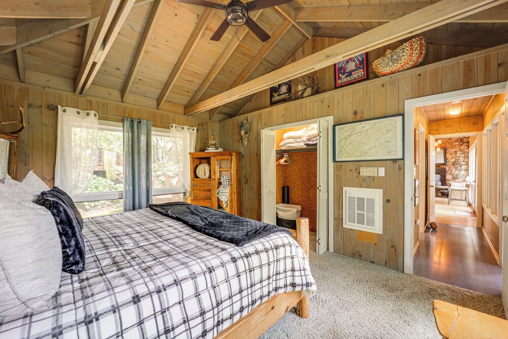 8 Mi to Ski Slopes! Hot Tub Haven in Seven Devils