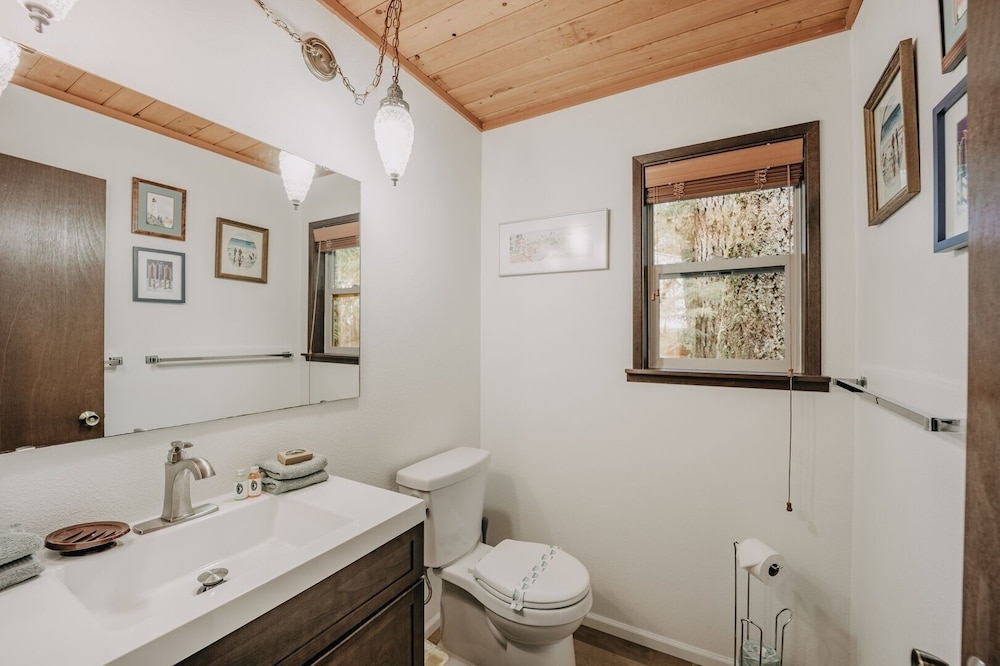 35sl - Air Conditioning - Pets Ok - Fireplace - Sleeps 6 3 Bedroom Home by RedAwning