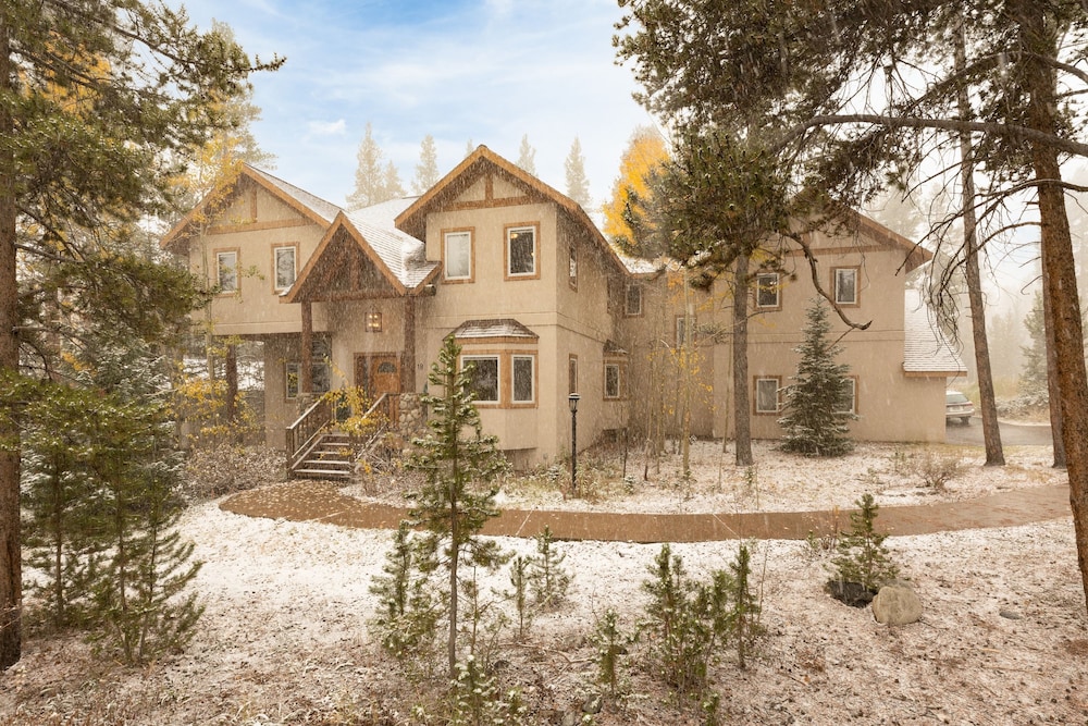 River Rock by Avantstay 8 Bedroom Ski Estate w Hot Tub Movie Theatre 10 Min Walk to Mtn