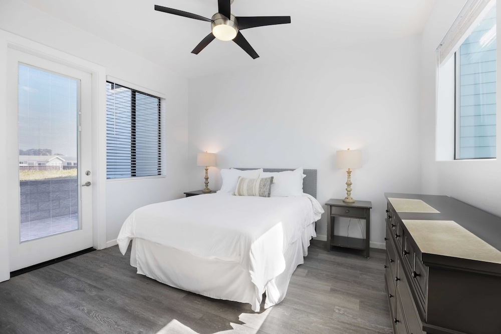 Oceanfront 2BR + Rooftop Deck, & Beach Access Strand Way B