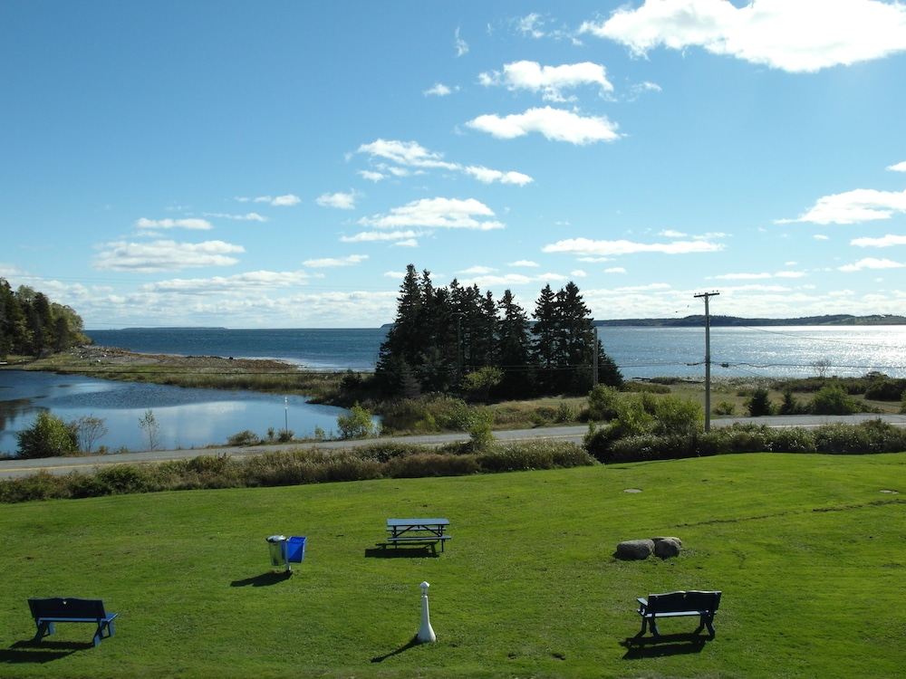 Atlantic View Motel and Cottages
