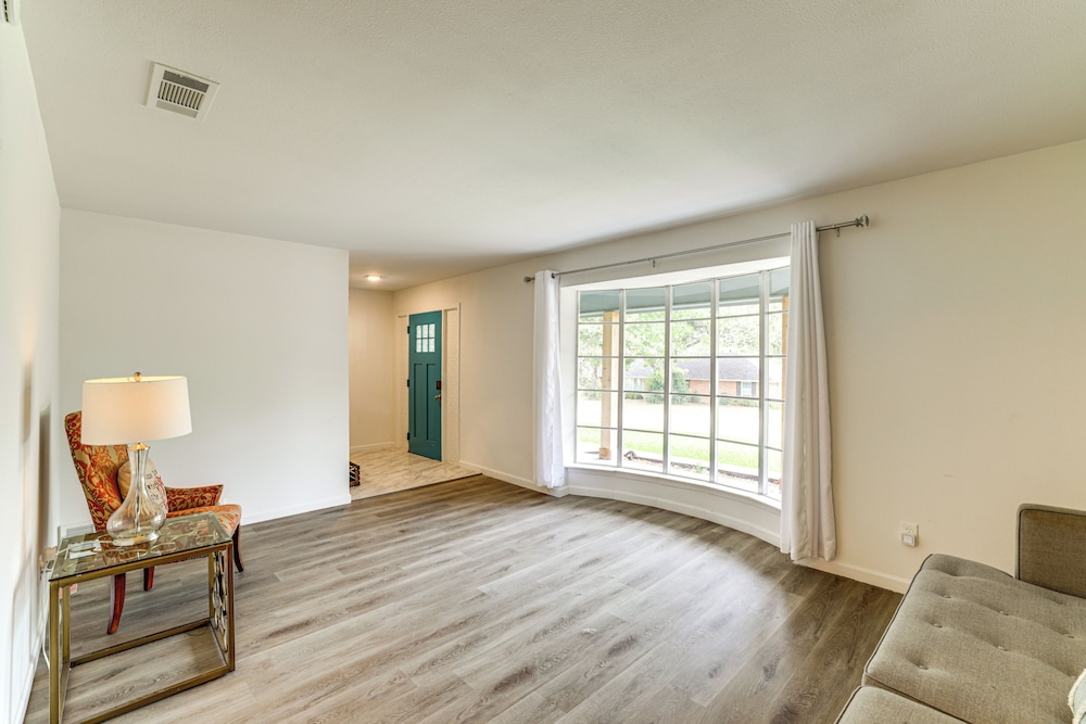 Near Shops & Eats: Commuter-friendly Fwtx Home
