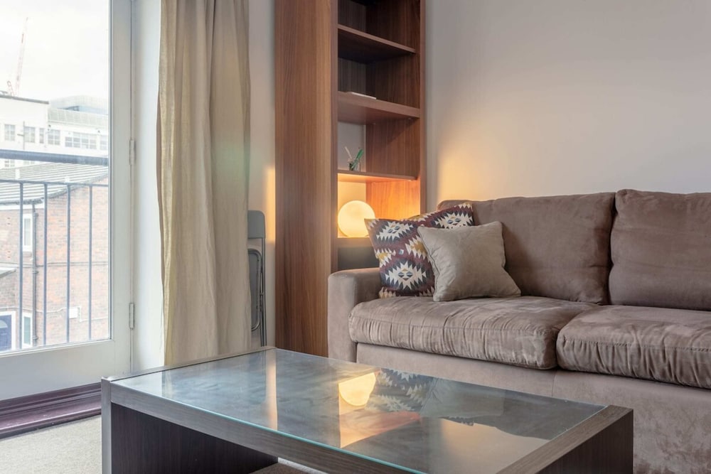 A Spacious 2 Bedroom Apartment In Aldgate East