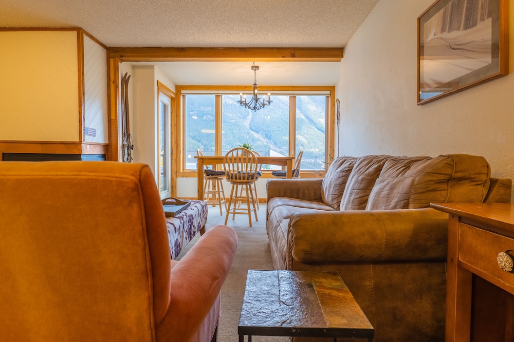 Comfortable Cozy Condo - Short Walk to American Eagle Lift - SH402 by RedAwning