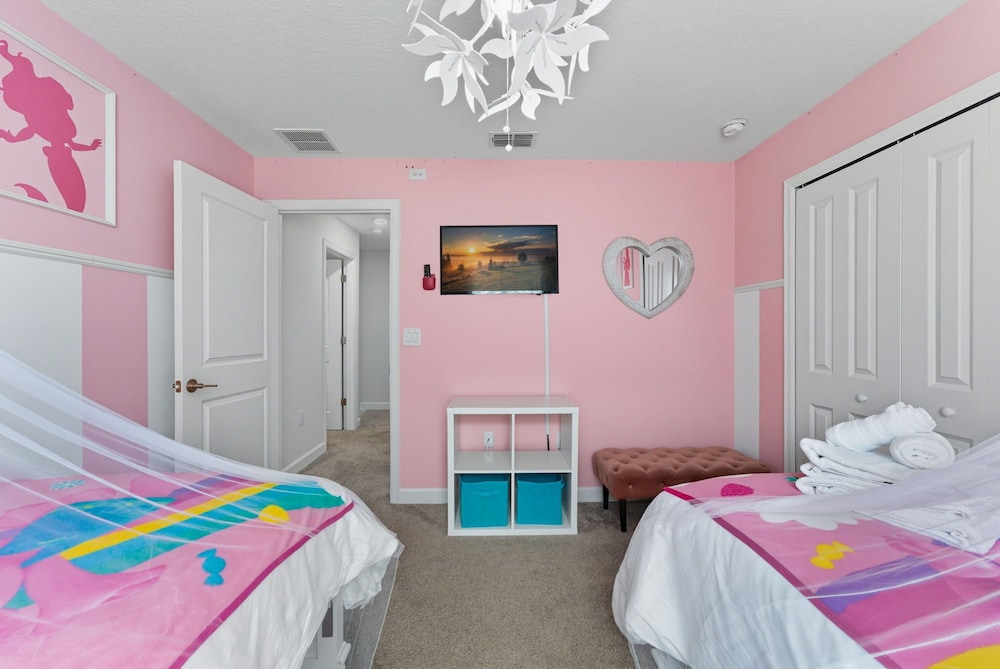 Modern 5BR Retreat Pool Water Park More
