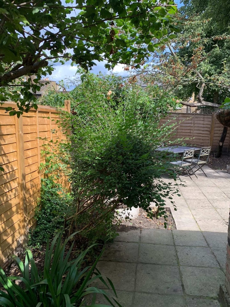 Charming 2 Bedroom Home 3 Near Arsenal Station