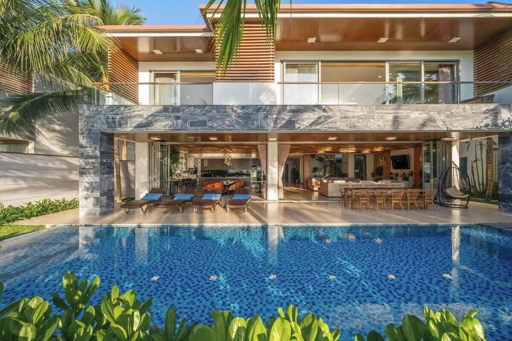 8BR Beachfront Eden: Luxury Events & Getaways